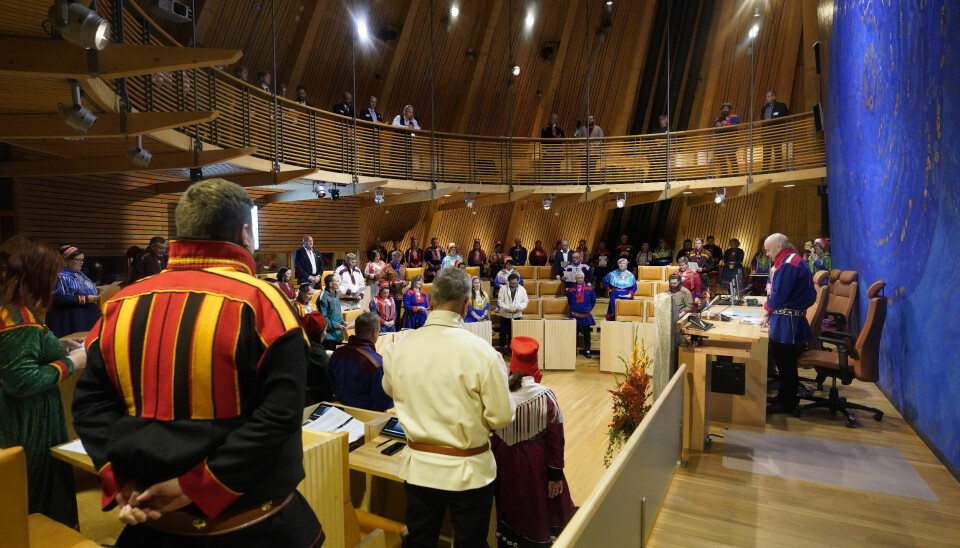 LANGT I NORD: Sametinget ligger i Karasjok i fylket Finnmark. Bildet viser salen i sametinget.