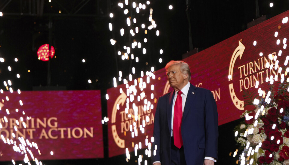 MINTES CHARLIE KIRK: Flere tusen mennesker møttes til minne om Charlie Kirk søndag. President Donald Trump var en av flere talere.