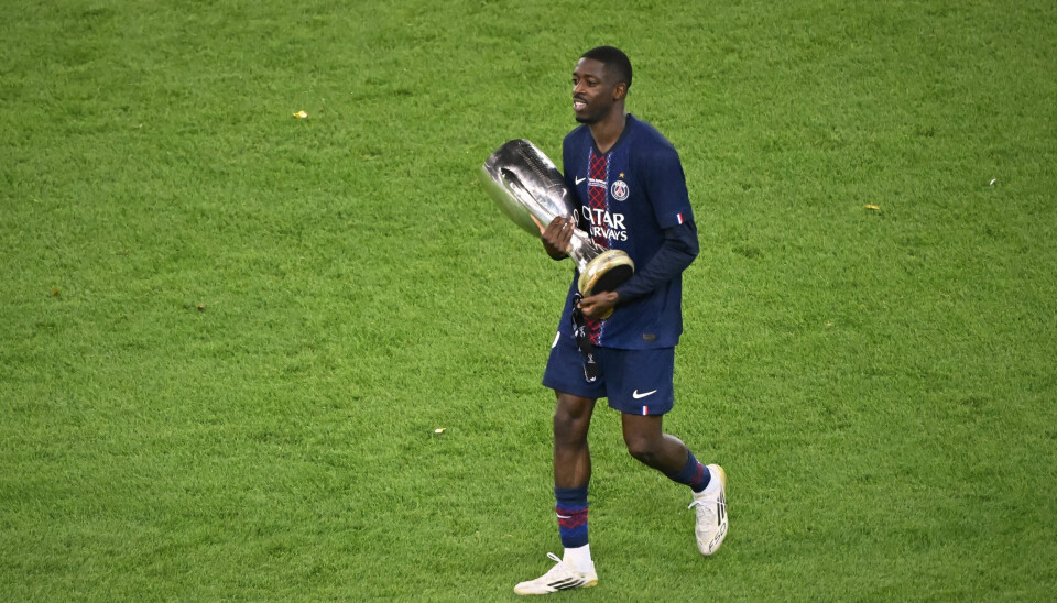 FIKK GULLBALLEN: Den franske fotballspilleren fikk prisen for beste mannlige fotballspiller forrige sesong. Bilde av fotballspiller Ousmane Dembele med trofe.
