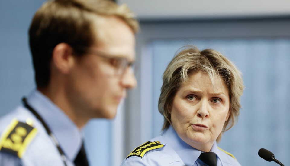 KRIMINELLE GJENGER: Politiadvokat Henrik Rådal og politiinspektør Grete Lien Metlid snakket til pressen onsdag ettermiddag. De kobler en eksplosjon og en skytehendelse til kriminelle gjenger.