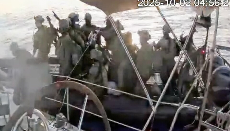 NÆR GAZA: Båtene nærmer seg Gaza. Her blir en av dem stoppet av Israel. Bildet viser at israelske soldater går om bord i en båt som er på vei mot Gaza med nødhjelp. Foto: Global Sumud Flottila via AP / NTB