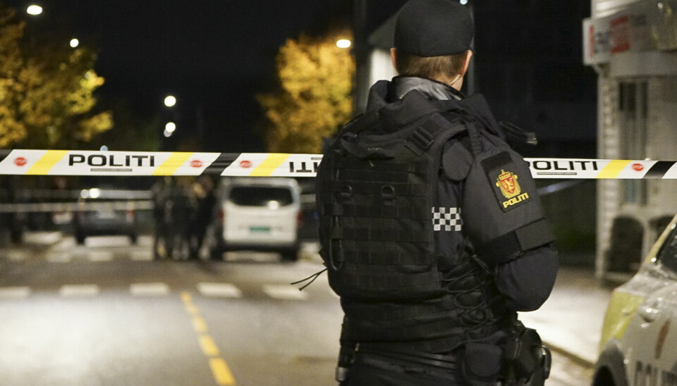 PÅGREP TO MENN: Politiet har pågrepet to menn etter en eksplosjon i Lillestrøm. Bildet viser en politimann og sperrebånd ved stedet der en granat eksploderte i Lillestrøm. Foto: Adnan Ayanle / PSP / NTB