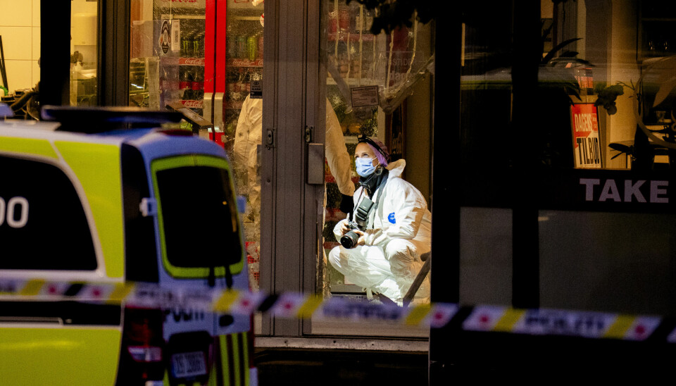 GRANAT: En granat eksploderte i Strømmen i Lillestrøm natt til tirsdag. Bildet viser politiets folk i restauranten som ble angrepet med granat i Strømmen. Foto: Stian Lysberg Solum / NTB