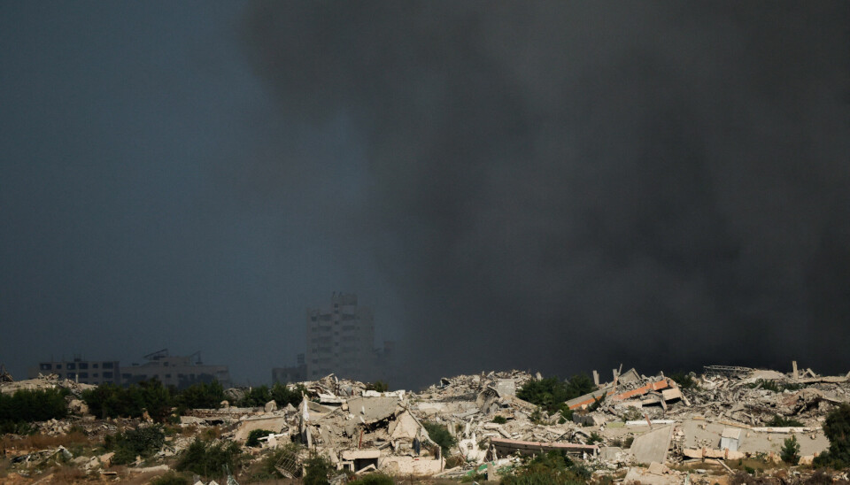 GAZA: I to år har Israel angrepet på Gaza. Nå har flere håp om at vi ser slutten på krigen. Bildet viser at røyk stiger opp fra Gazastripen. Foto: Ammar Awad / Reuters / NTB