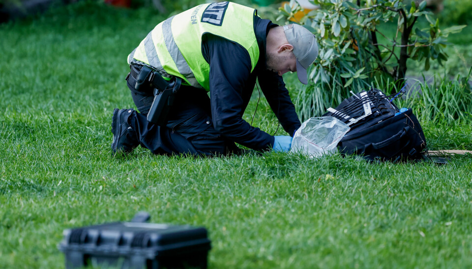 UNDERSØKER: En mor og et barn ble angrepet onsdag. Politiet jobber på stedet. Bildet viser en politibetjent som jobber på stedet der en mor og et barn ble angrepet med kniv onsdag ettermiddag i Oslo. Foto: Jonas Been Henriksen / NTB